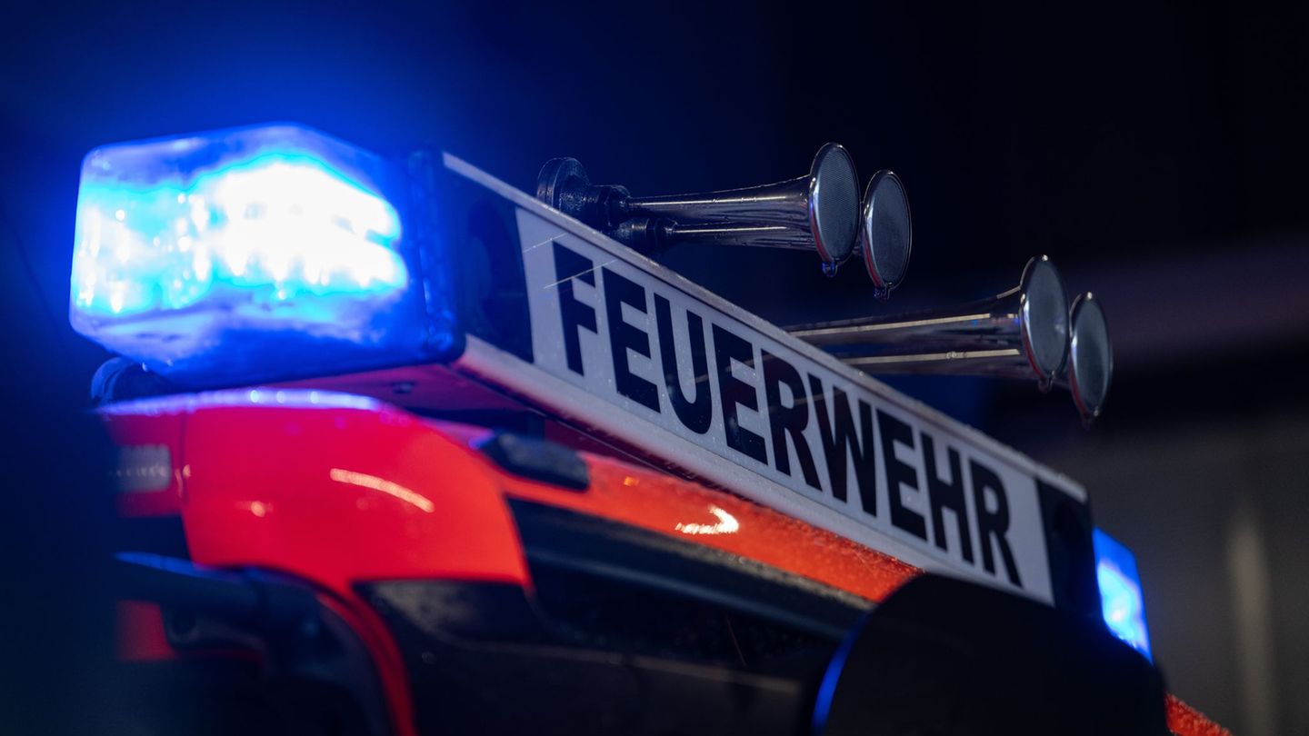 Brände: Brand eines Gartenhäuschens in Rendsburg stoppt Regionalzüge