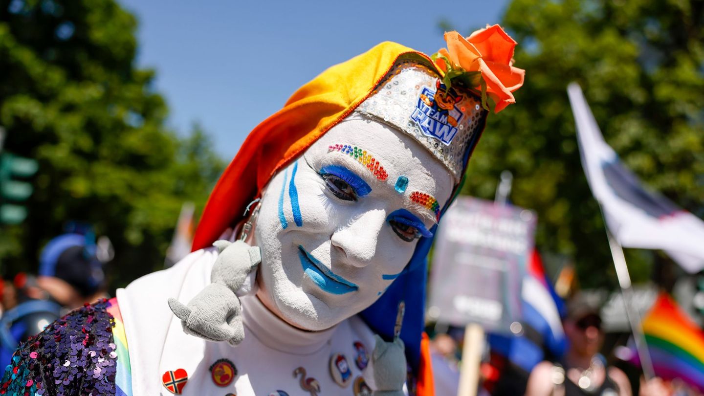 Christopher Street Day: „Liebe verbindet“: Queere Menschen feiern CSD in Düsseldorf
