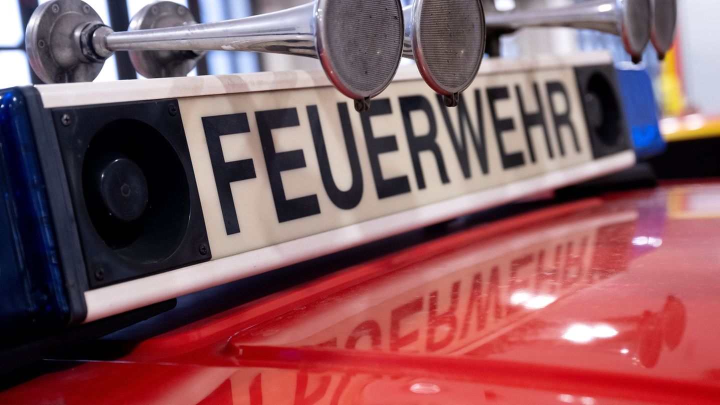 Brände: Feuer in Gartenlaube greift auf Wohnhaus über