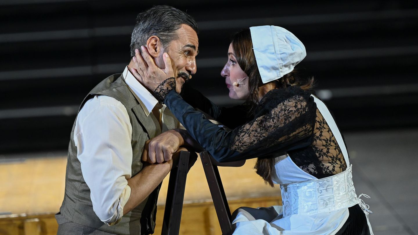 Theater in Bad Hersfeld: Muntere Festspielpremiere als Mittel gegen „finstere Zeiten“