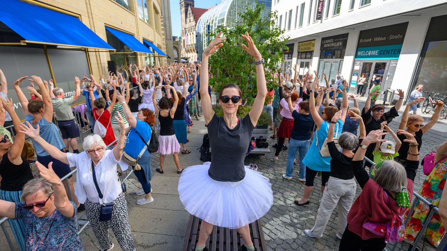Größte Ballettklasse der Welt: Hunderte tanzen in Chemnitz für einen Weltrekordversuch
