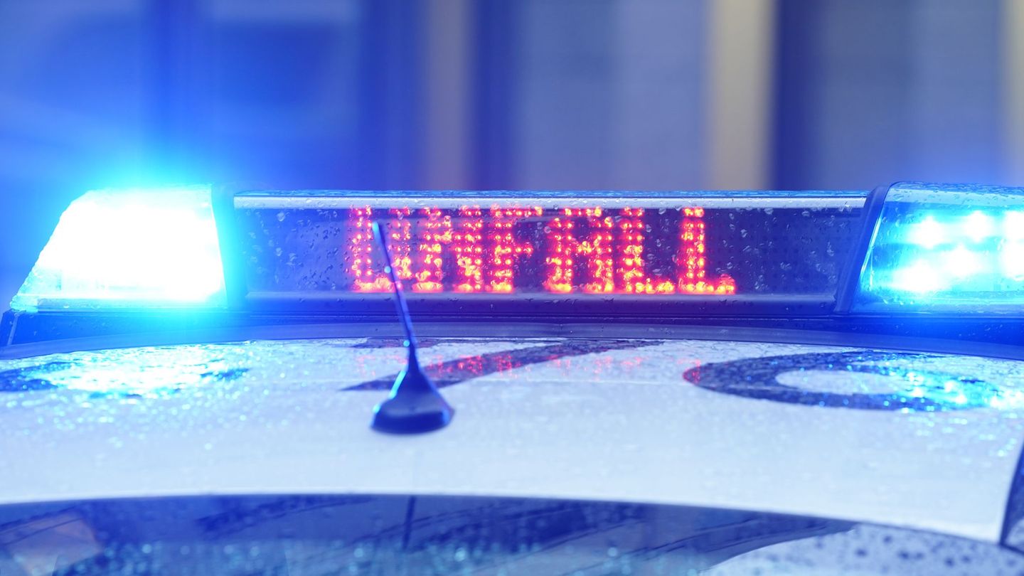Polizei ermittelt: Sportwagen kracht in Ampel – Illegales Autorennen?