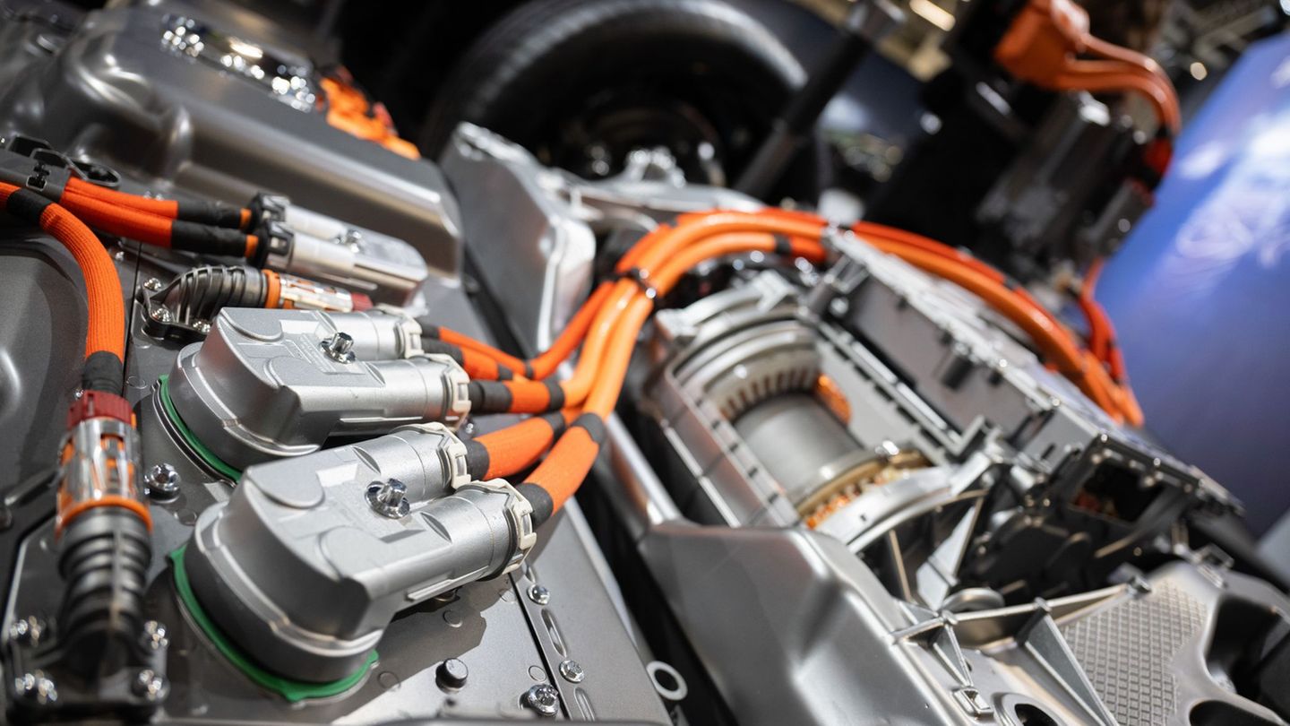 Elektronik: Gesunkene Nachfrage nach E-Autos – Batteriemarkt bricht ein