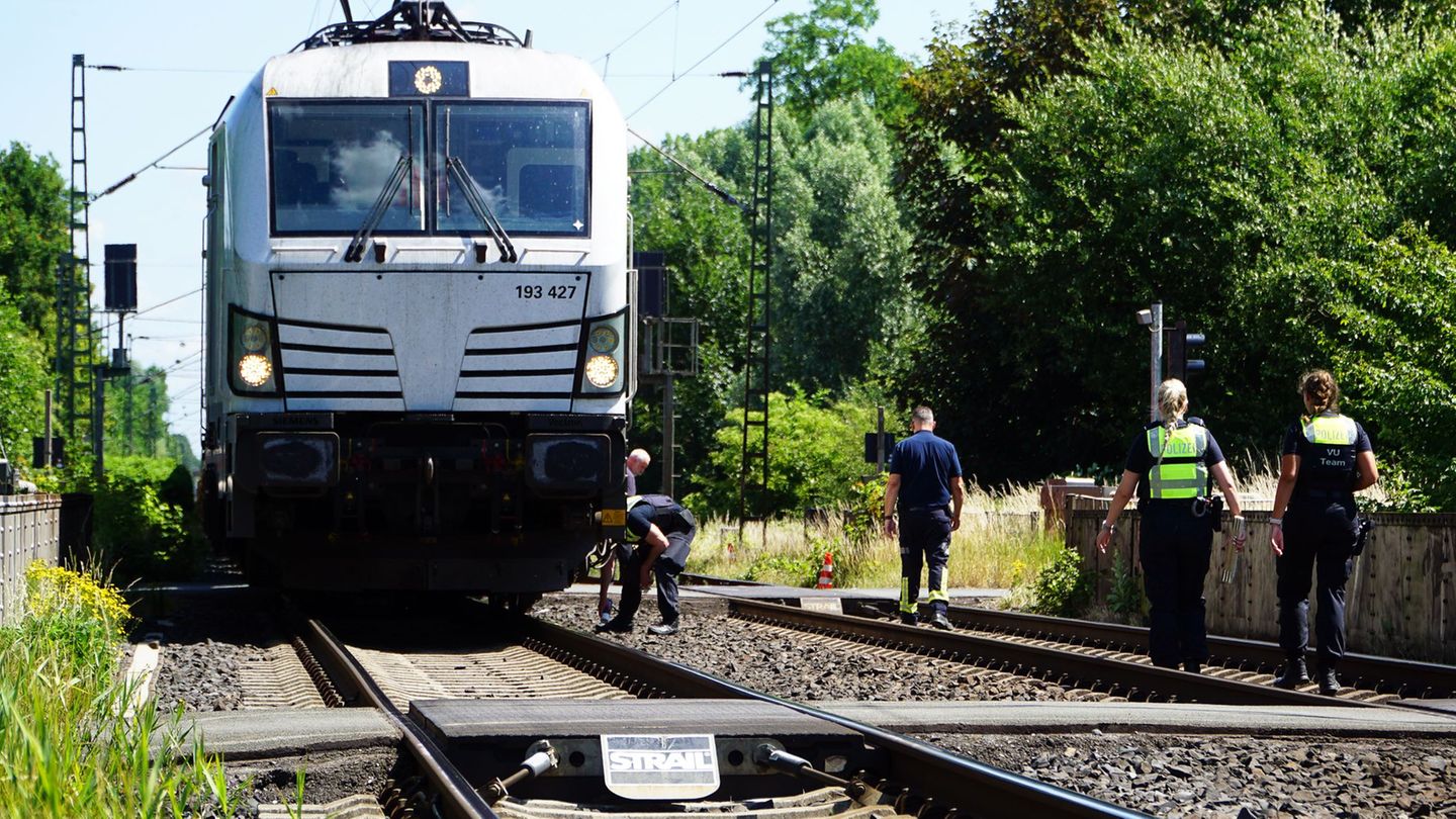 Unfall an Bahnstrecke: 88-jährige Radfahrerin an Bahnübergang von Zug erfasst – tot