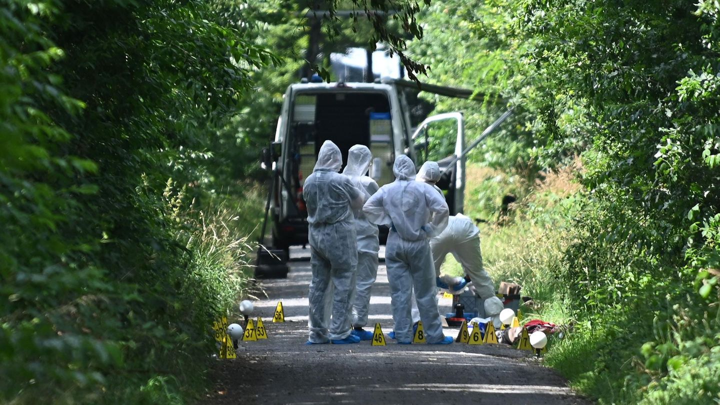 Nordrhein-Westfalen: Passanten finden Frau und Kleinkind tot an Waldweg – Identität unklar