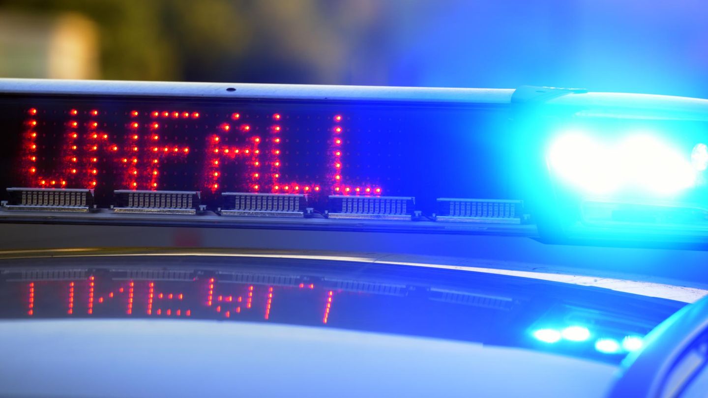 Unglück in NRW: Auto fährt in Krefeld in Familie – mehrere Verletzte