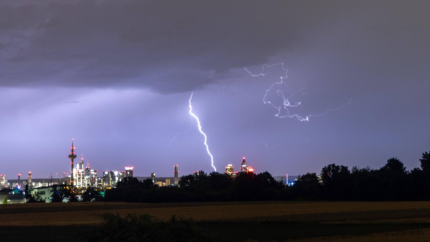 Wetter in Deutschland: Gewitter-Warnung: Karten zeigen, wo es blitzt und donnert