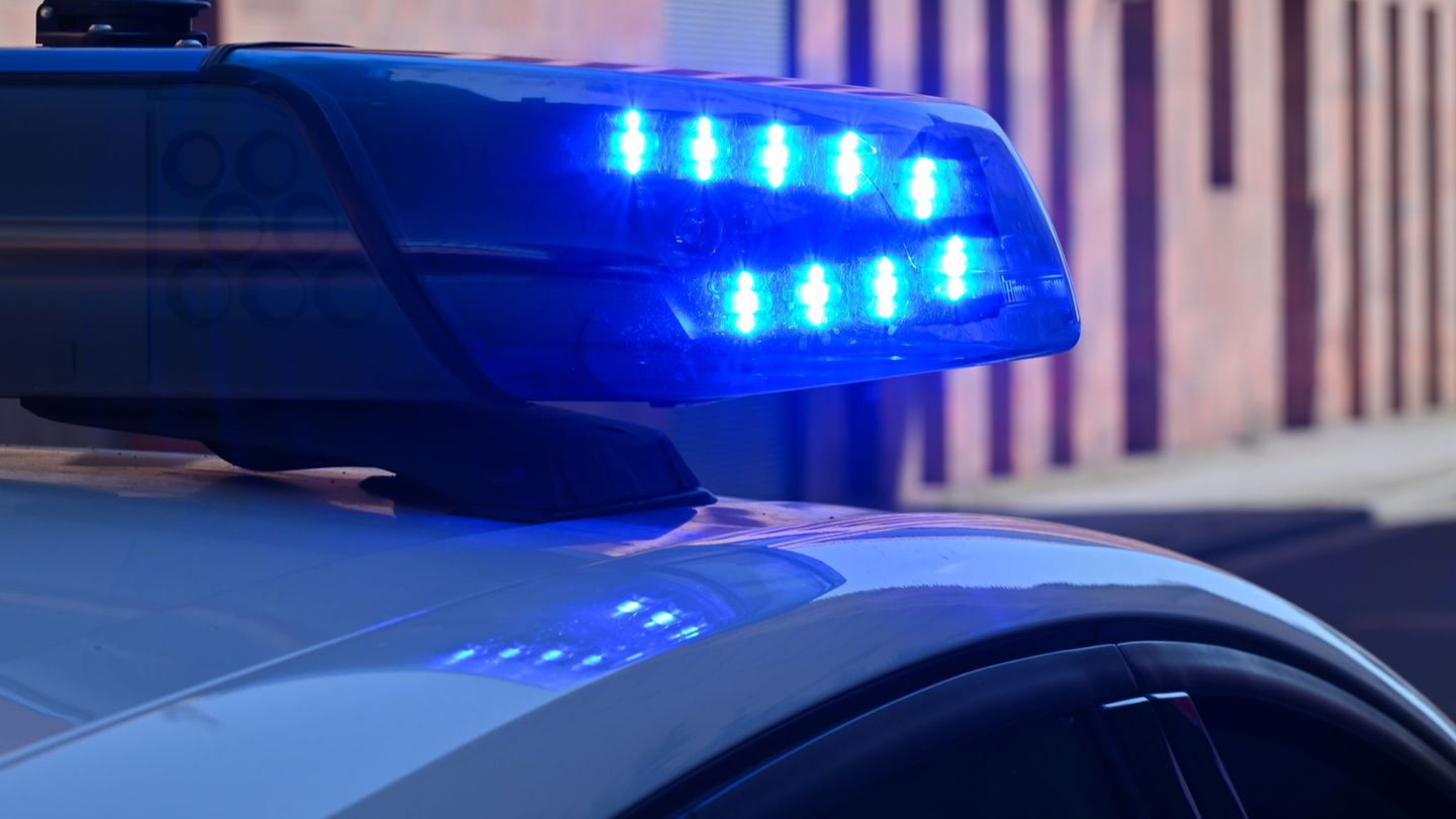 Verkehr: Autofahrer räumt Pylonen weg und fährt in Unfallbereich