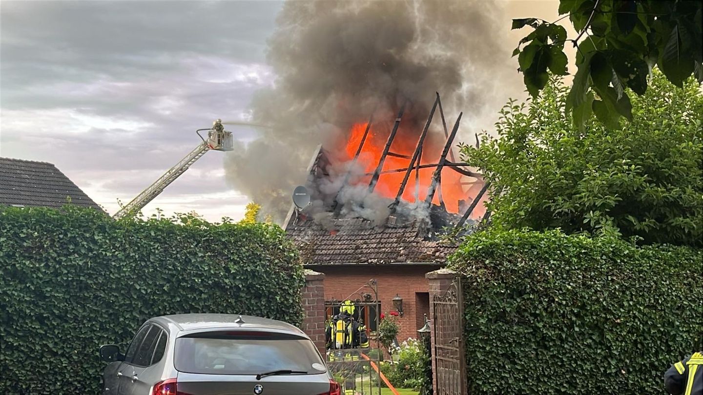 Größerer Einsatz: Feuer auf Pferdehof – Polizei ermittelt