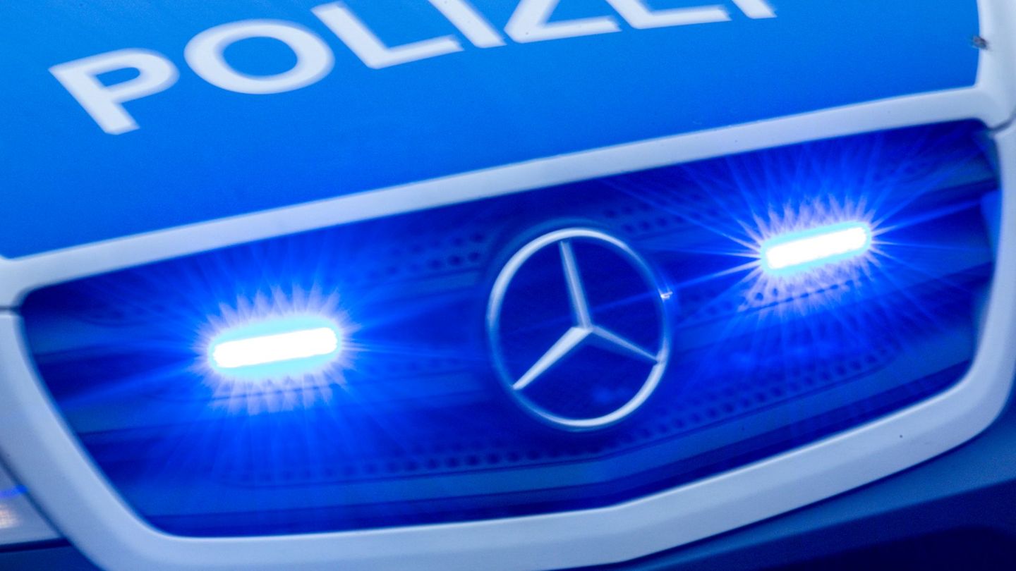 Unfälle: Vier Verletzte bei Unfall von Reisebus mit Schülern