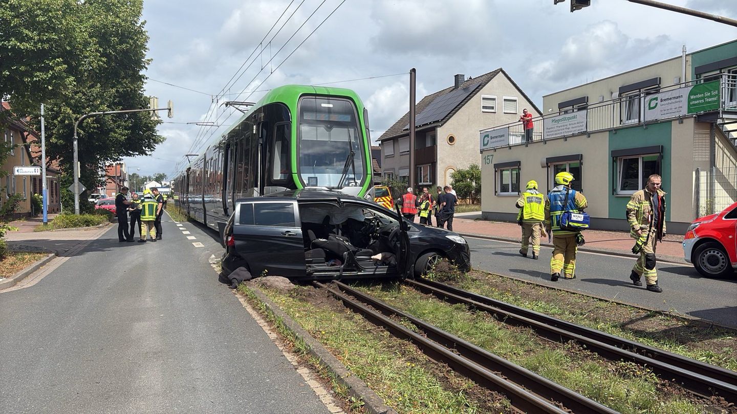 Unfälle: Stadtbahn kollidiert mit Pkw – Vier Schwerverletzte