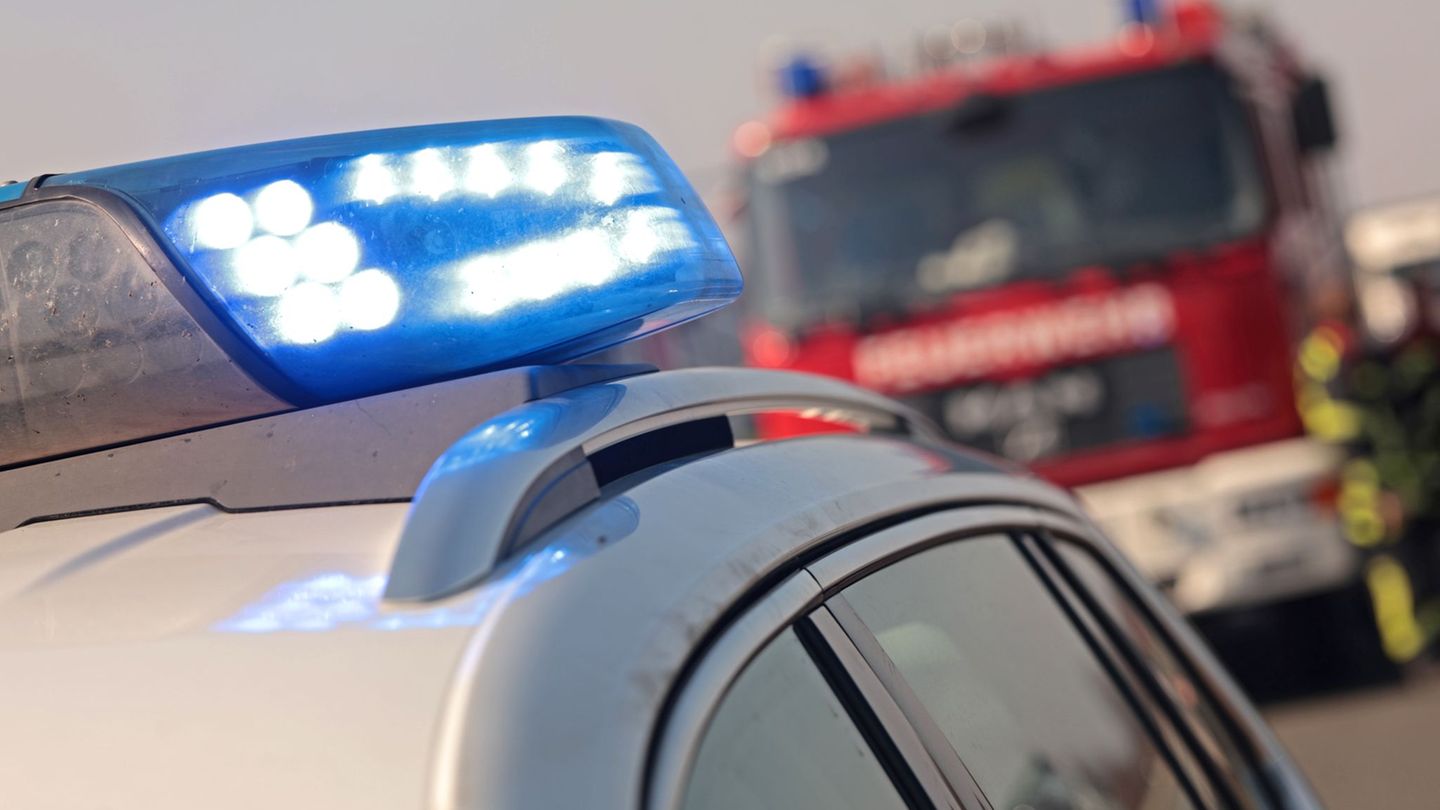 Suche nach Fahrer läuft: Auto umfährt Absperrung und über Fuß von Feuerwehrmann