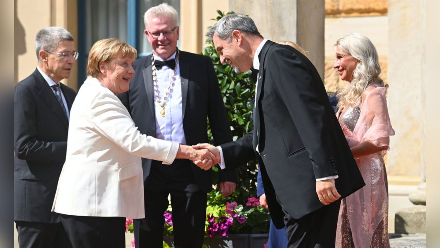 Bayreuther Festspiele: Söder verbeugt sich vor Ex-Kanzlerin