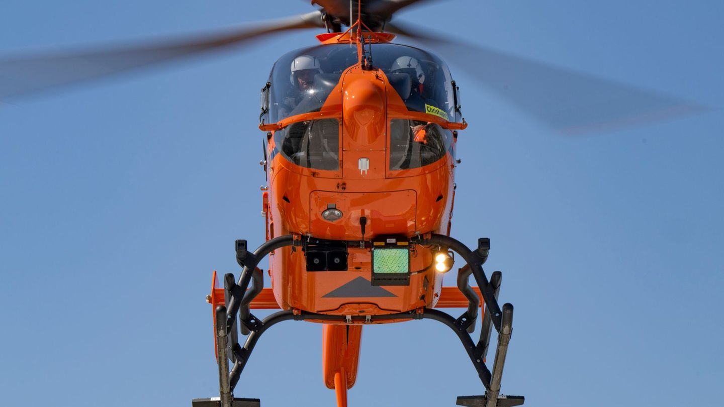 Zusammenprall mit Auto: E-Biker bei Unfall vom Rad geschleudert und schwer verletzt
