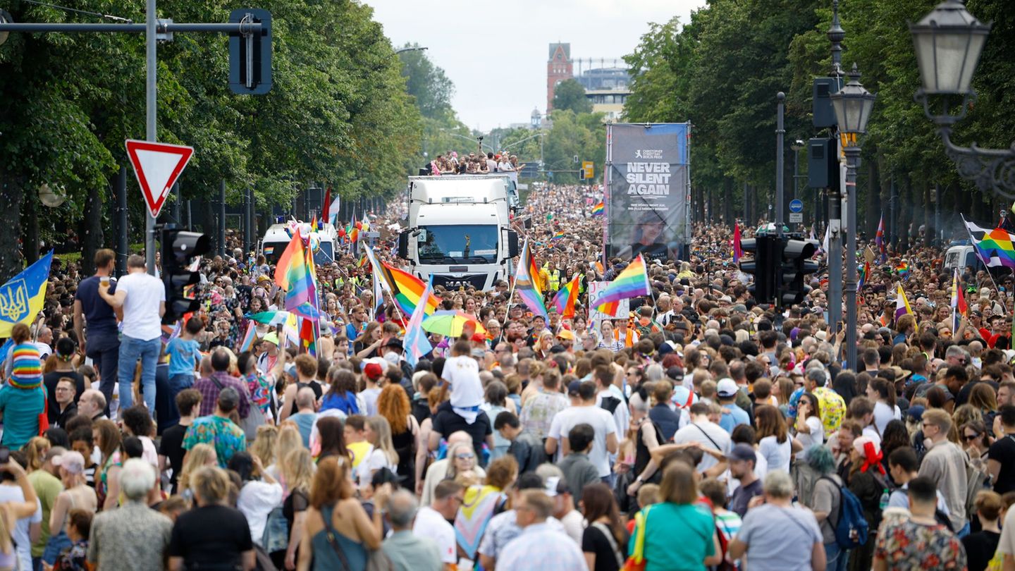 Christopher Street Day: Hunderttausende feiern Christopher Street Day in Berlin