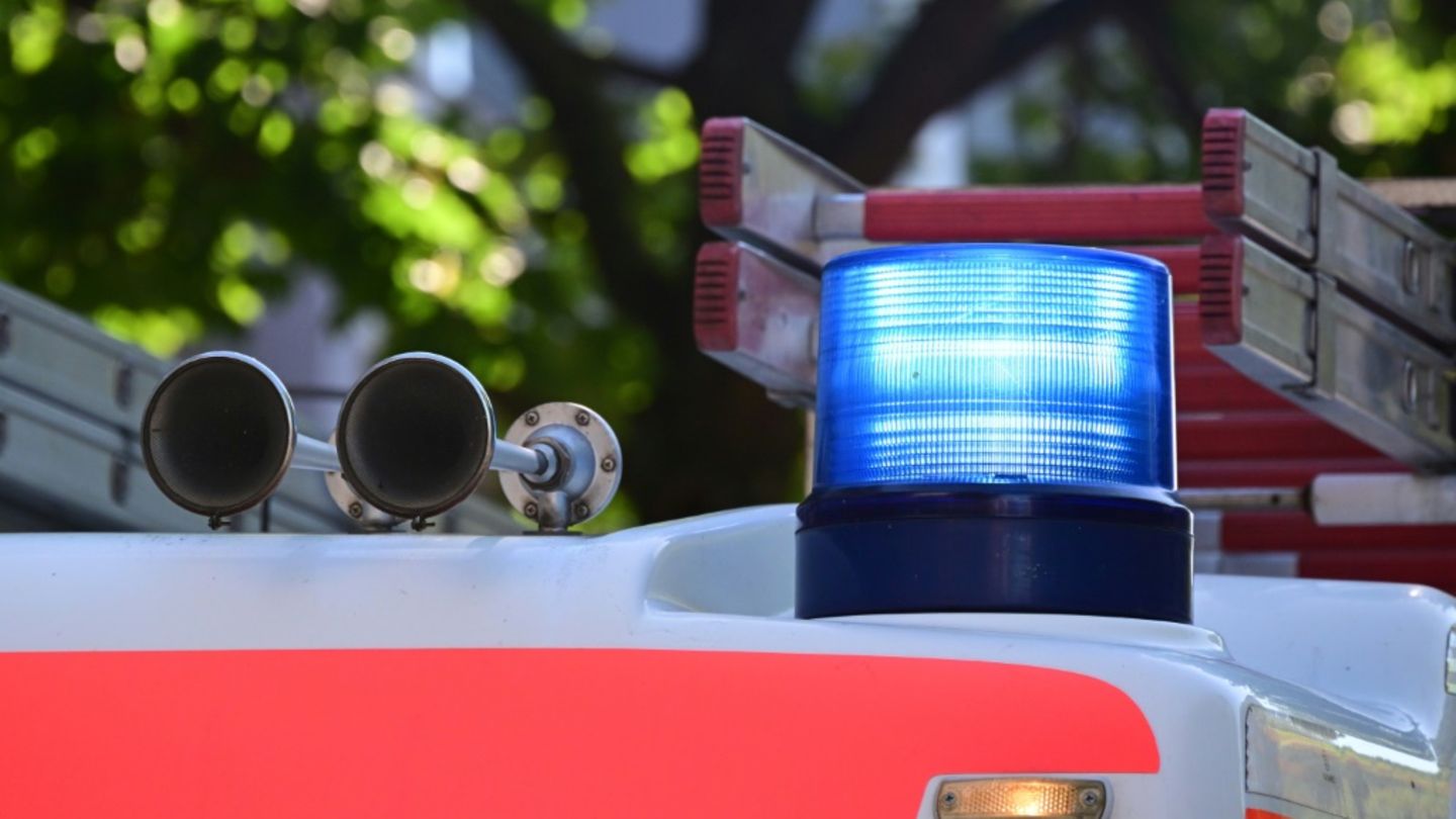 Kind stirbt bei schwerem Verkehrsunfall auf Bundesstraße in Bayern