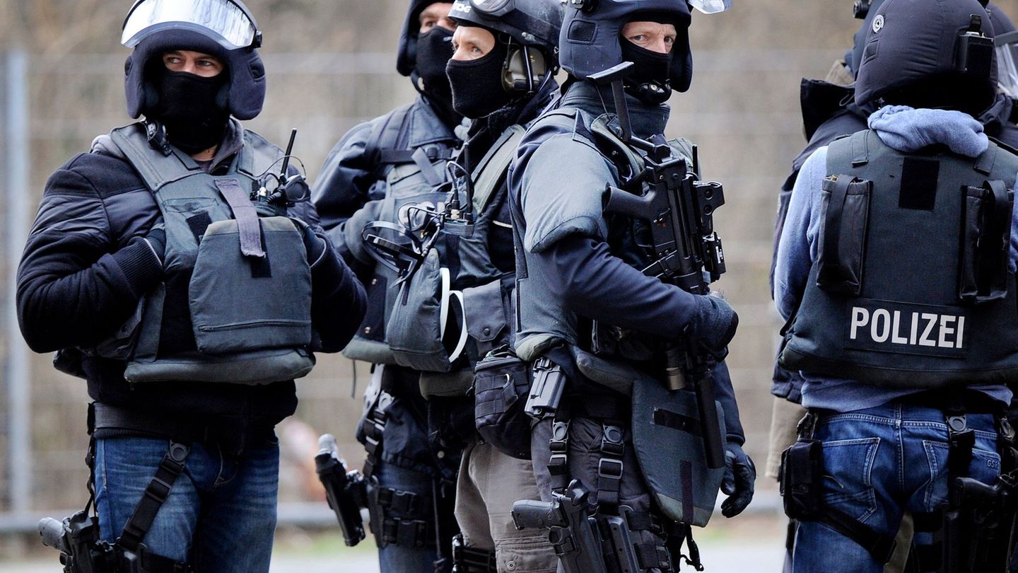 Polizeieinsatz: Waffe vermutet – Spezialkräfte stürmen Haus