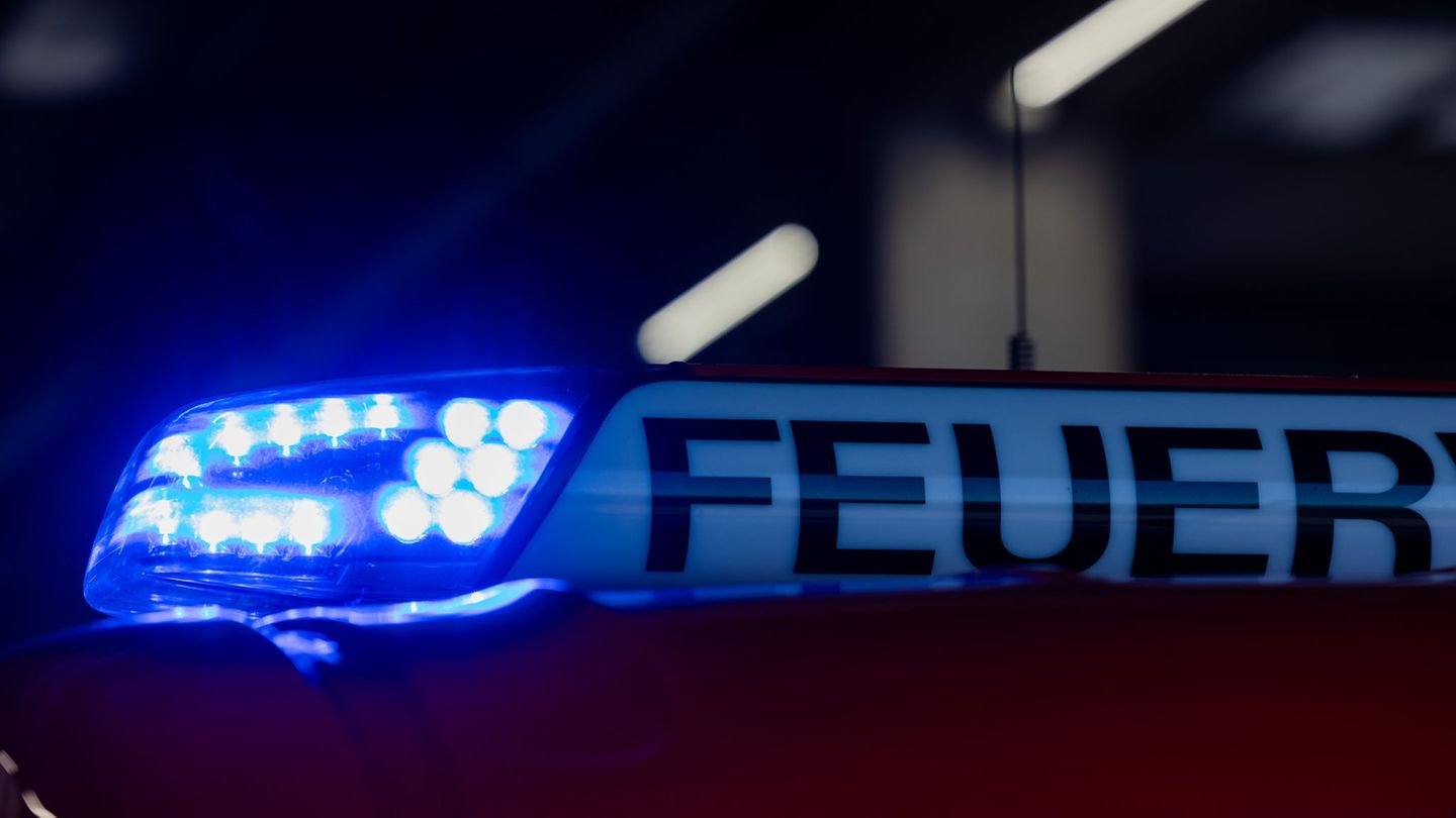 Wohnung in Flammen: Feuer wütet in Wohnung – Mann in Lebensgefahr