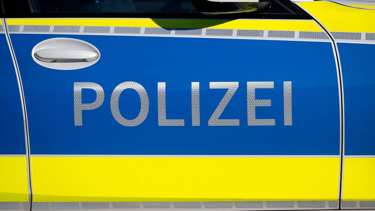 Überfall an Staatsstraße: Polizei: Duo täuscht Unfall vor und raubt Ersthelferin aus