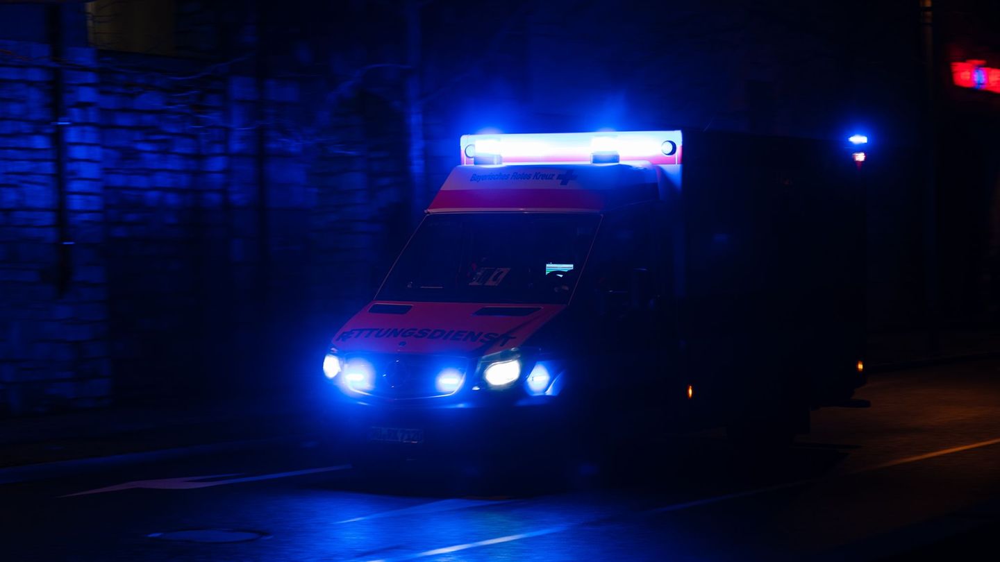 Aquaplaning: Transporter überschlägt sich auf A63 – drei Verletzte