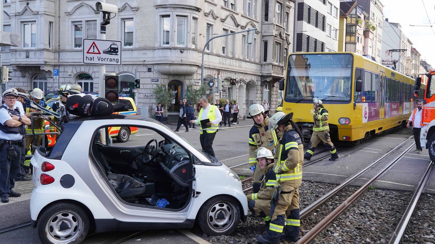 Unfall: Stadtbahn kollidiert mit Auto – Frau schwer verletzt