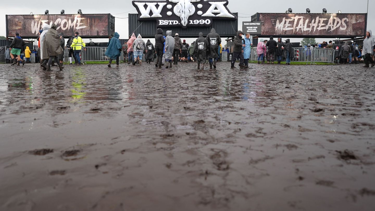 Musikfestival: Wacken im Schlamm – 3.000 Kubikmeter Hackschnitzel