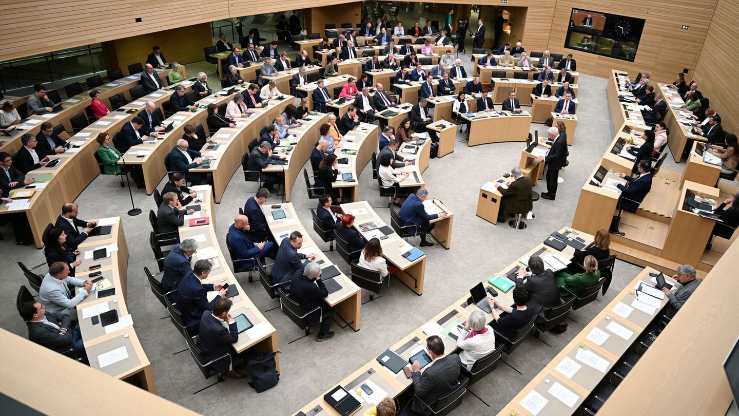 Baden-Württemberg: Skandal im Landtag: Hakenkreuz auf Stimmzettel geschmiert