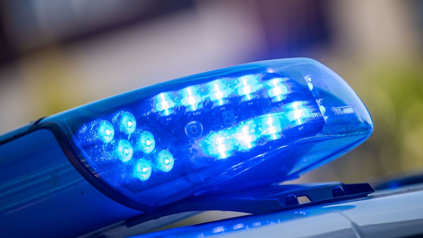 Regennasse Fahrbahn: Zwei Schwerverletzte nach Unfall auf A20 bei Neubrandenburg
