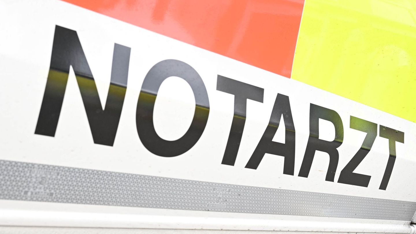 Unfälle: Radfahrerin fährt gegen Notarzt-Auto – schwer verletzt