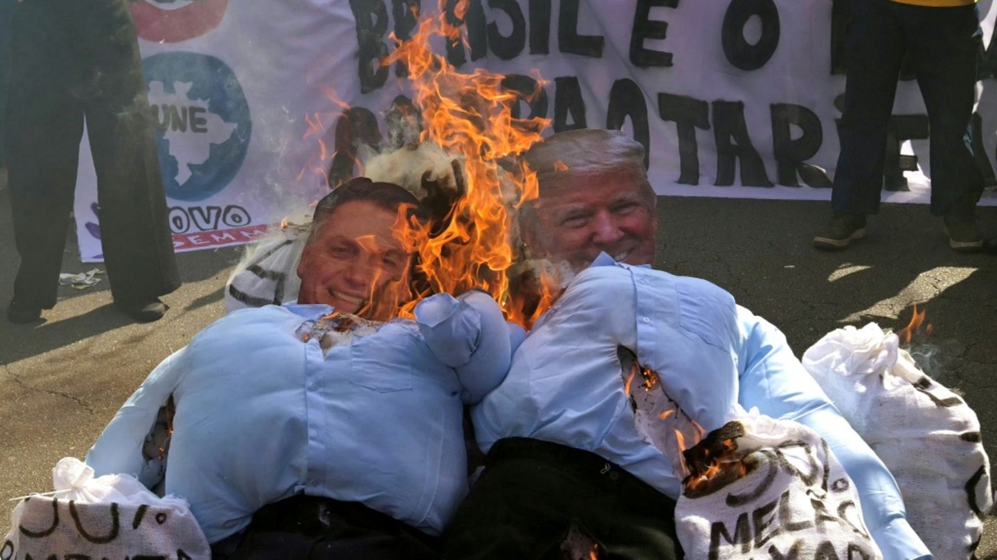 Nach Verhängung hoher Zölle: Demonstranten in Brasilien zünden Trump-Puppen an