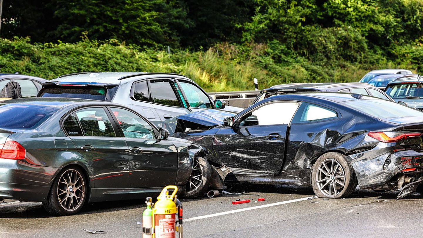 Verkehr: 14 Fahrzeuge in Massenkarambolage auf A1 verwickelt