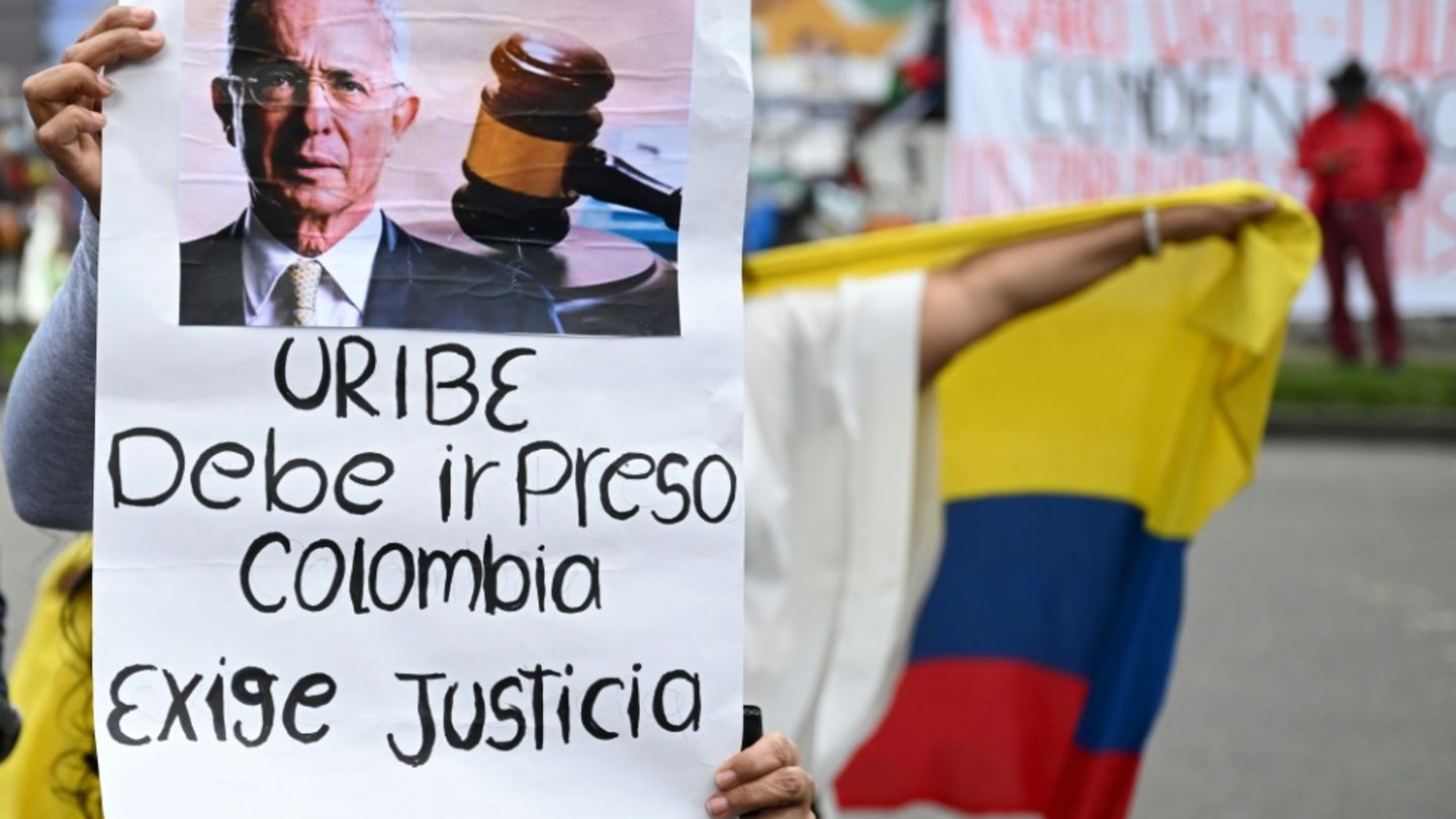 Kolumbiens Ex-Präsident Uribe zu zwölf Jahren Hausarrest und Geldstrafe verurteilt