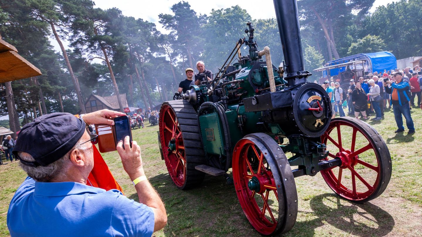 Feste: Technikfans bewundern Dampfmaschinen in Alt Schwerin