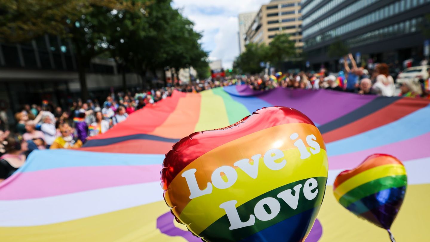 Pride Week: 260.000 Menschen feiern bei CSD-Demo in Hamburg – Rekord