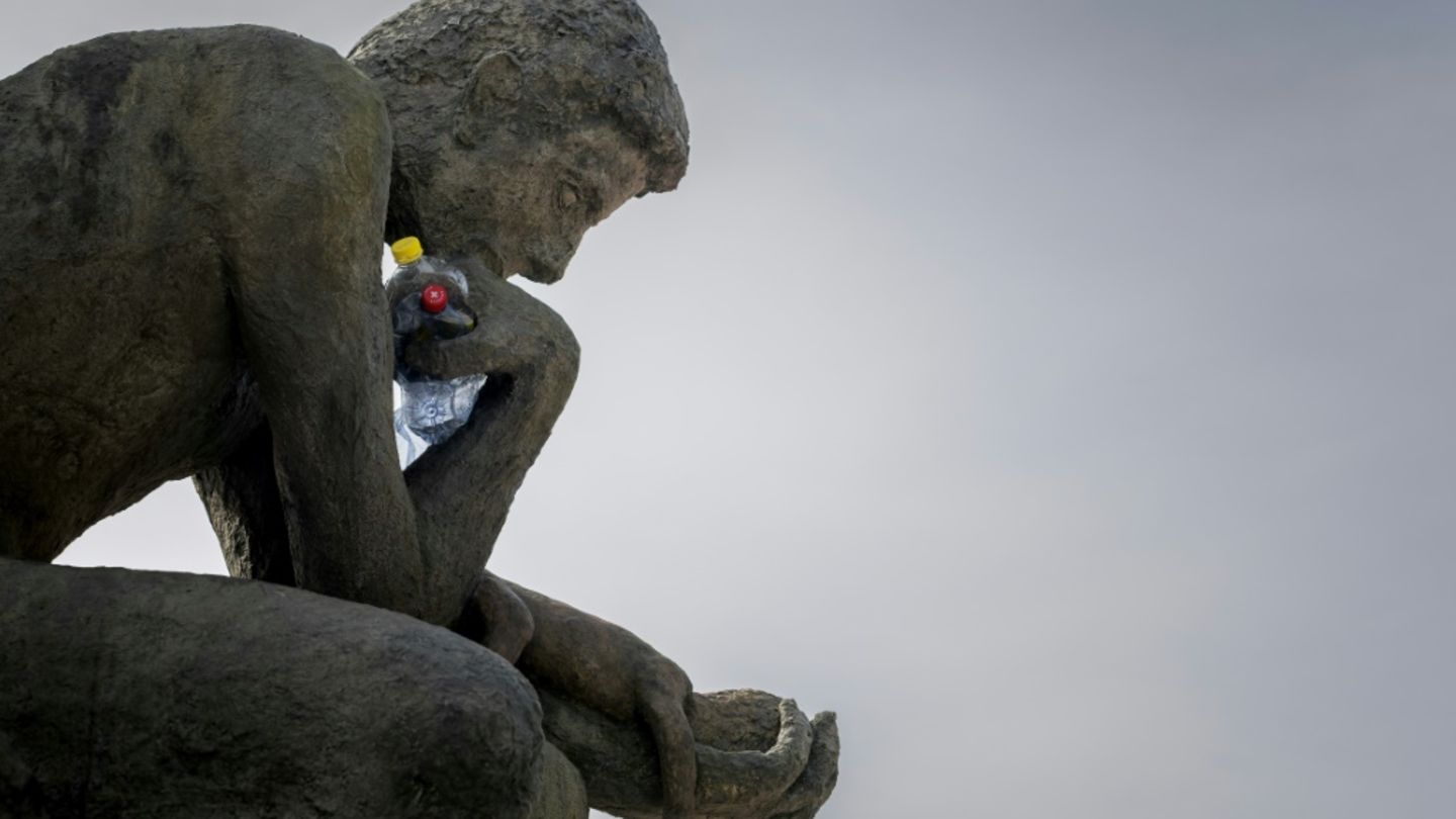 Vor UN-Verhandlungen über Plastikabkommen: Rodins „Denker“-Statue versinkt in Müll