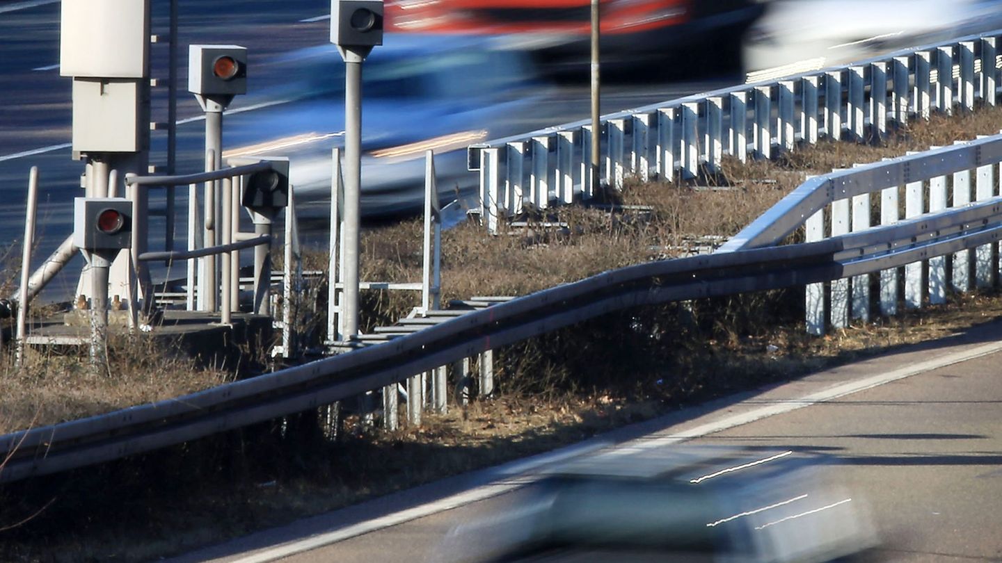 Autobahn: Autofahrer auf A2 etwa 200 km/h zu schnell