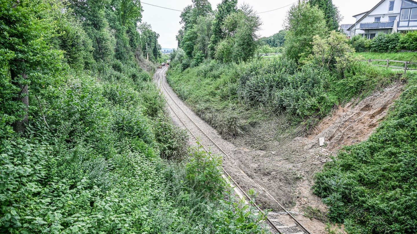 Entgleister Regionalexpress: Nach Zugunglück: Analyse läuft, Strecke weiter unpassierbar