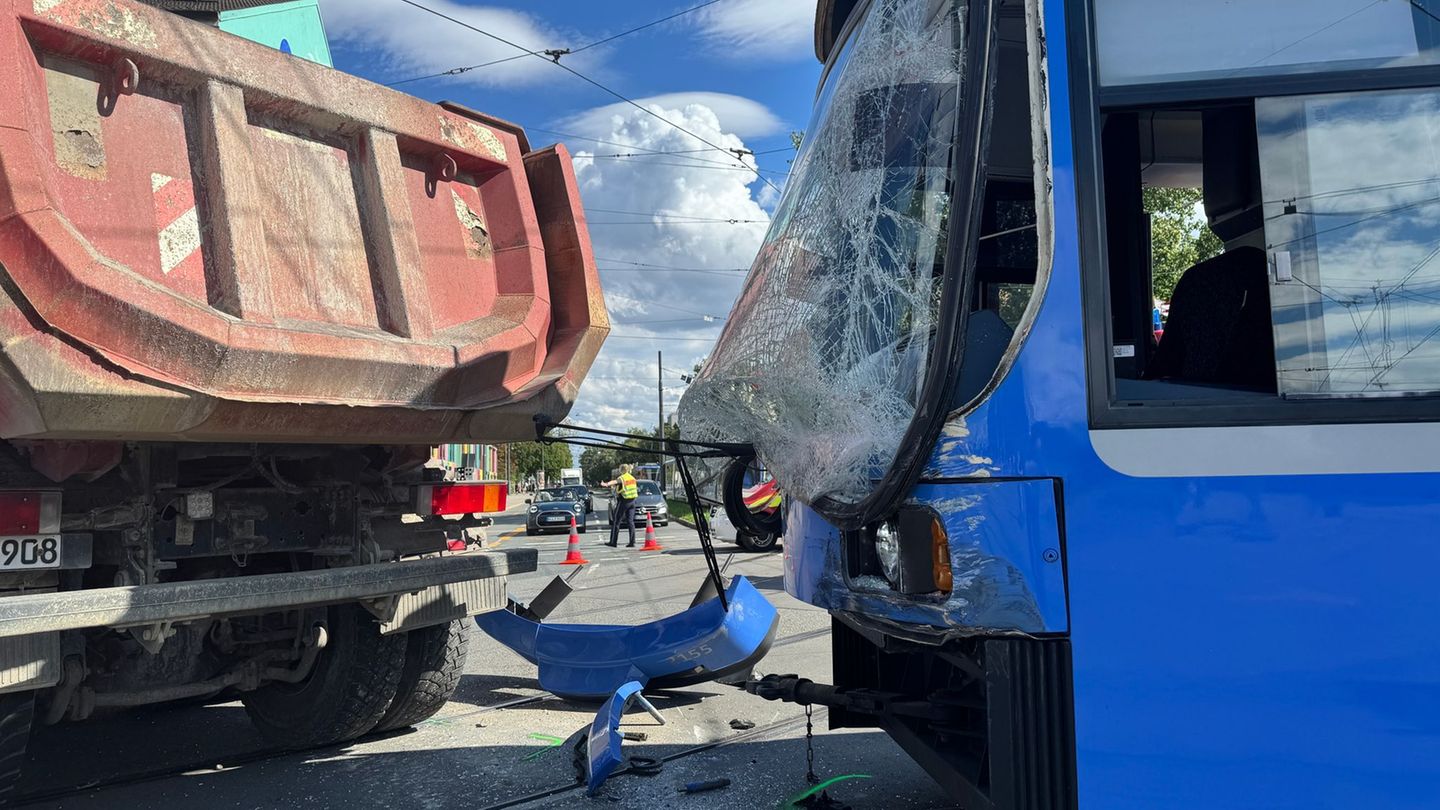 München: Zusammenstoß mit Lastwagen – Tram springt aus Schienen