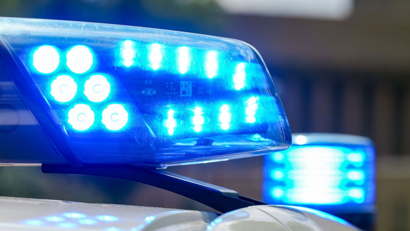 Unfall an Feldweg: Autos kollidieren – drei Menschen in Fulda schwer verletzt