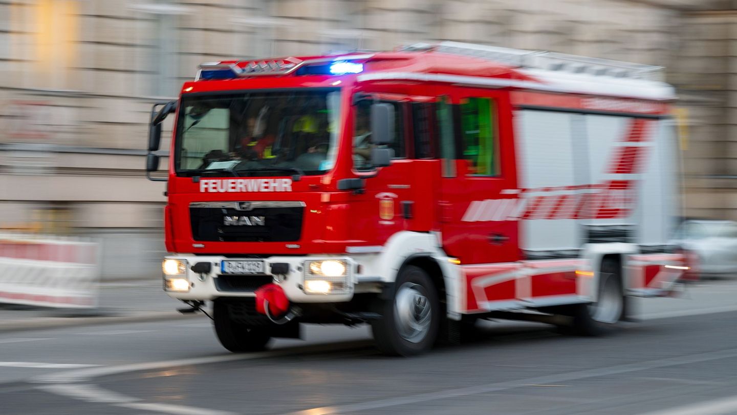 Feuer: Strohpresse brennt in Hülseburg – Traktorfahrer verletzt