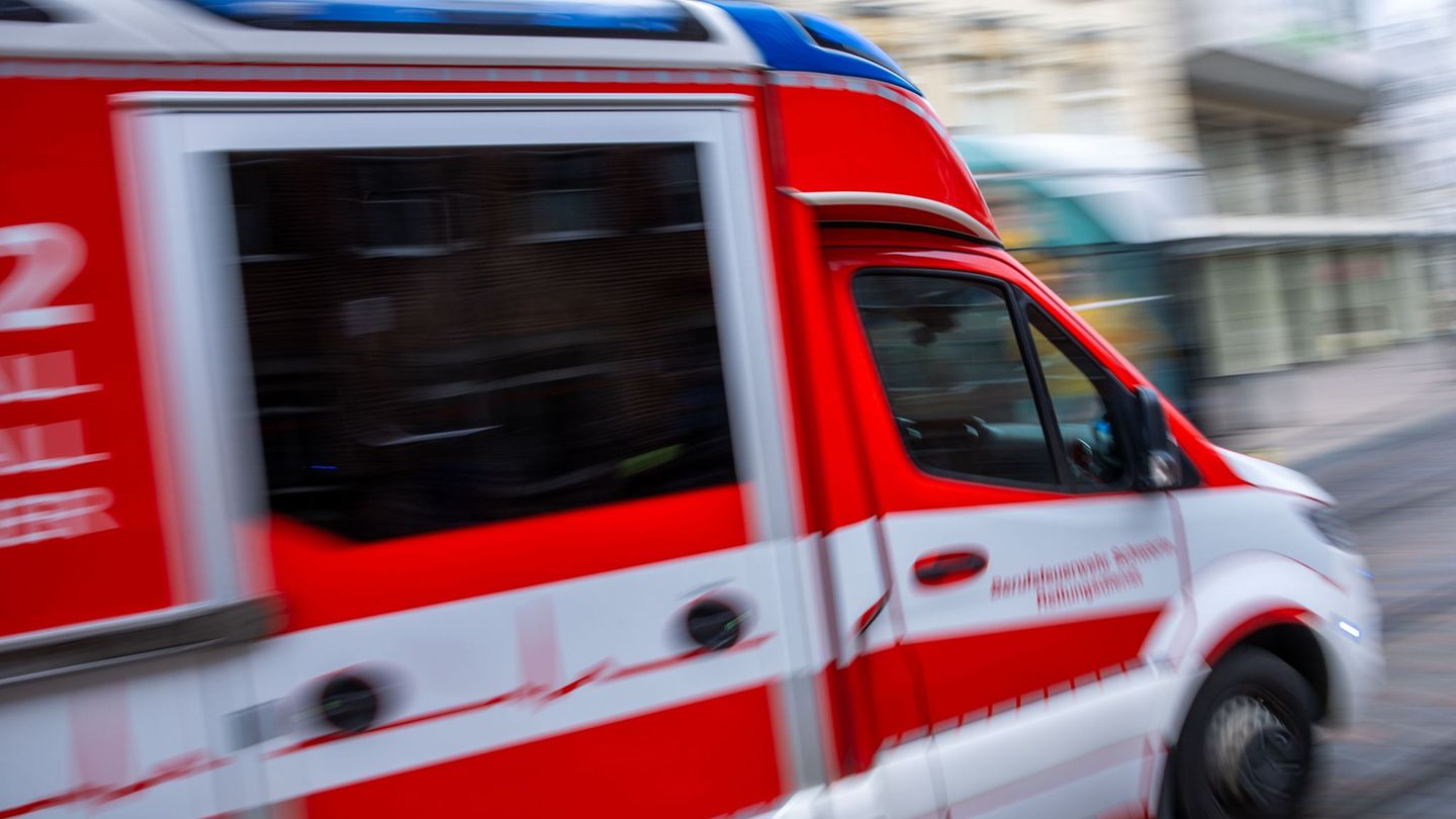 Verkehr: Fußgänger in Halle von Auto erfasst und schwer verletzt