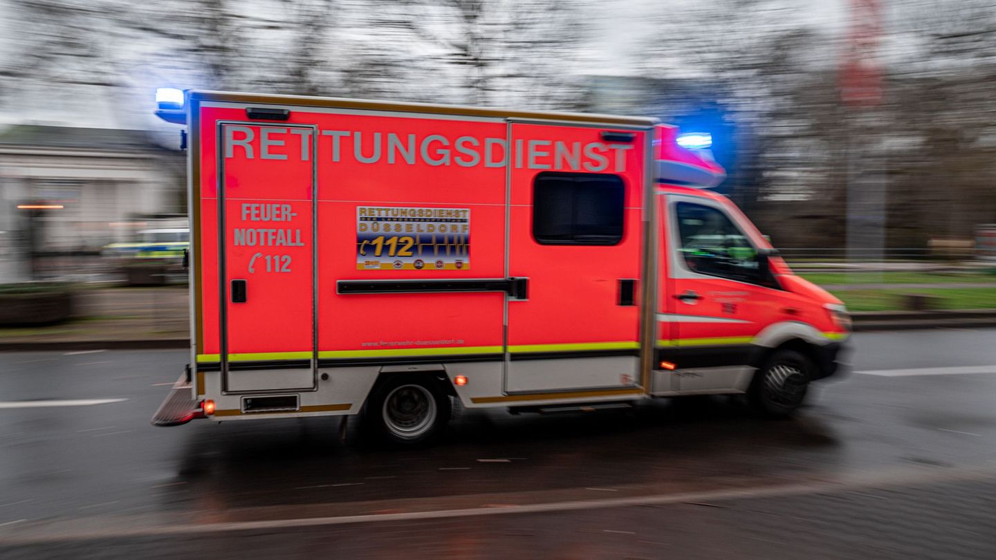 Düsseldorf: Krankenwagen kollidiert mit Auto – vier Verletzte