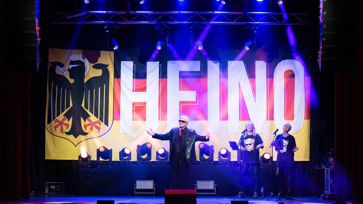 Nationalhymne: Eklat um Hymne: Sänger Heino unterstützt Feuerwehrmann