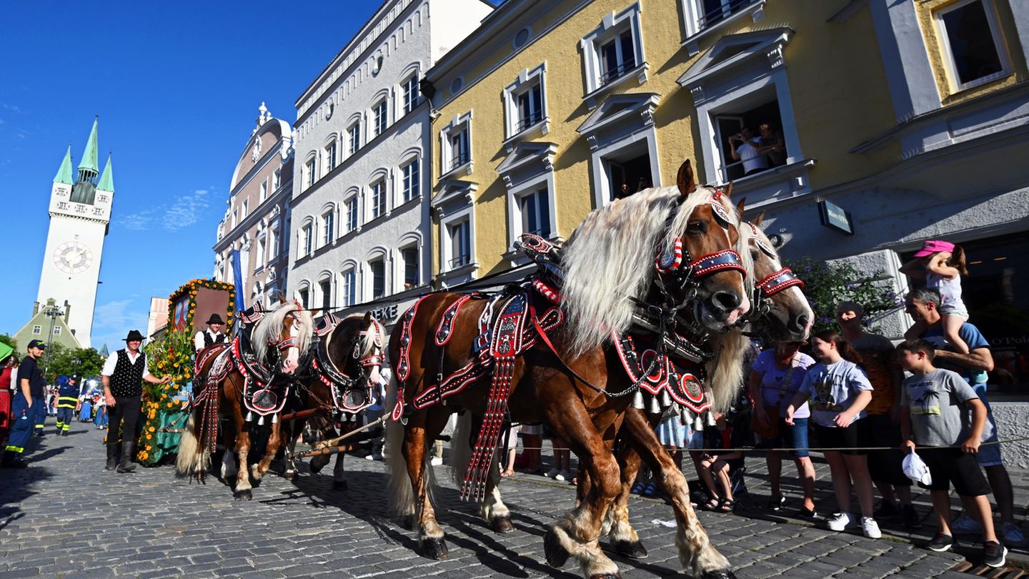 Brauchtum: Gäubodenvolksfest beginnt mit Trachtlern und Blasmusik