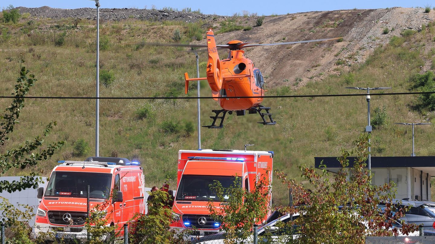 Versunken in Abfallbergen: Mann auf Mülldeponie verschüttet: akute Lebensgefahr