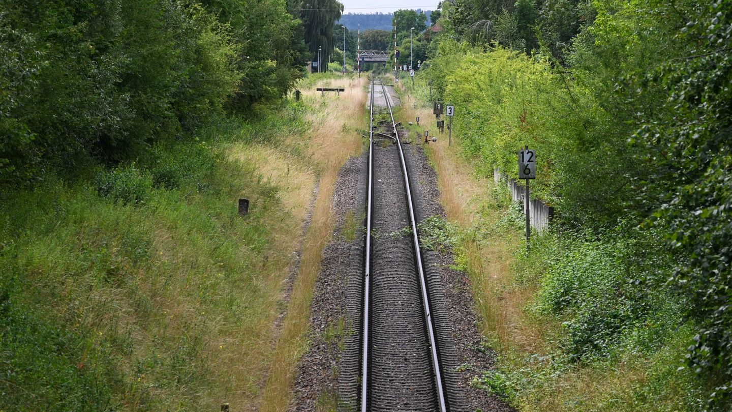 Polizei: Kabelbrand an Bahnstrecke – Suche nach Tätern läuft