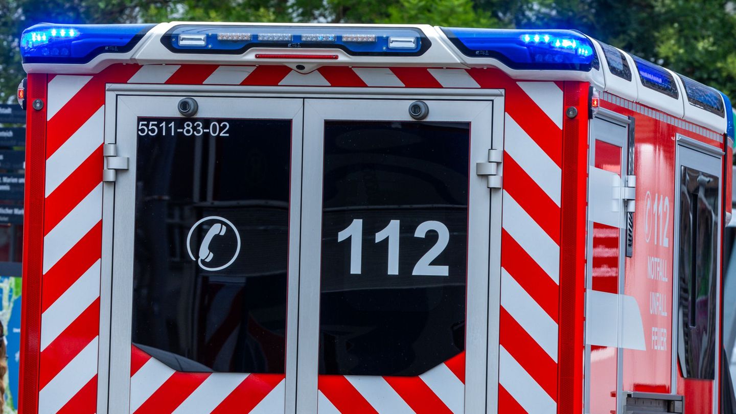 Unfälle: Transporter kollidiert mit Motorrad – Frau schwer verletzt