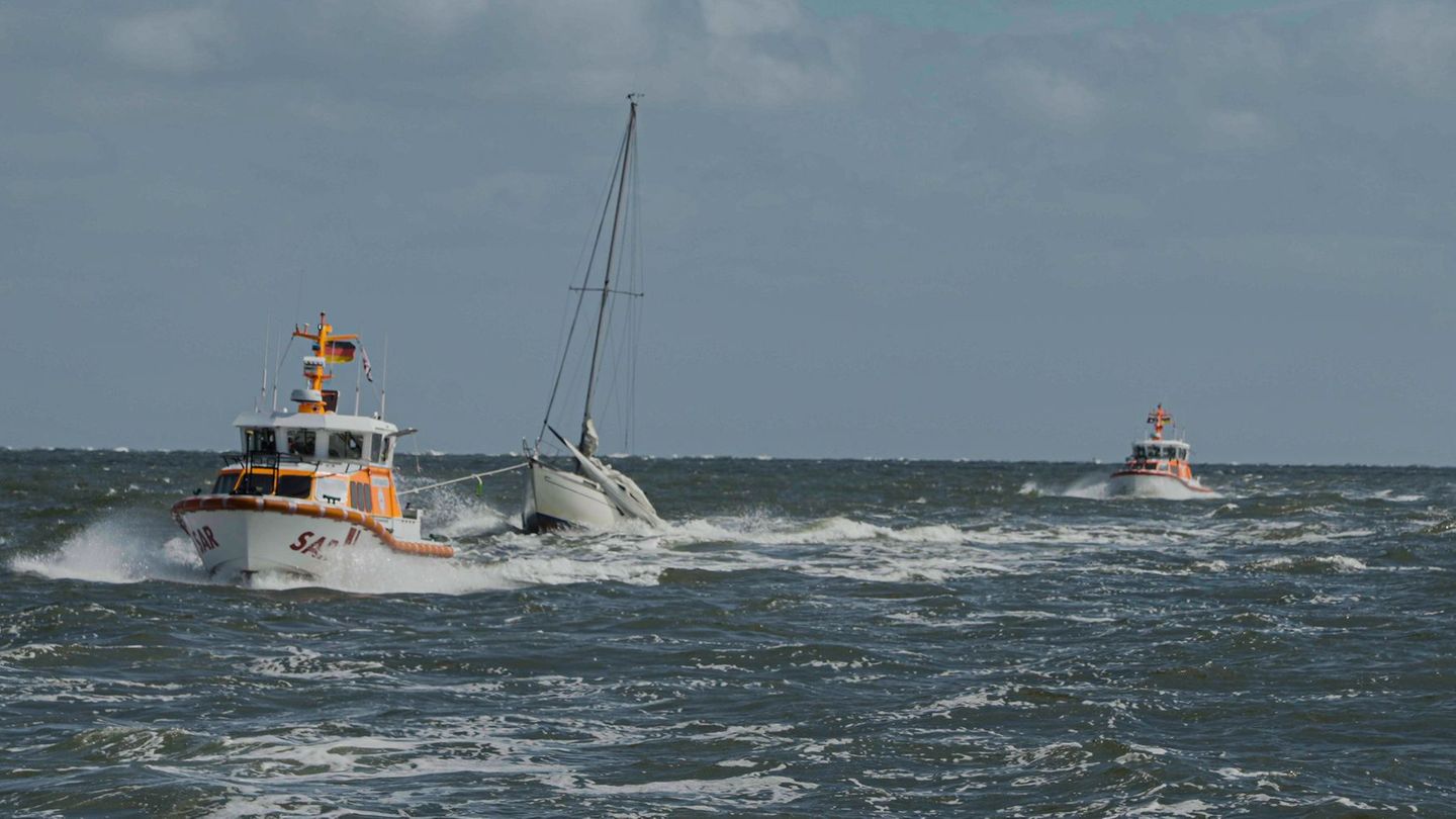 Vor ostfriesischer Insel: Seenotretter bergen Vater und Sohn vor Baltrum aus Notlage