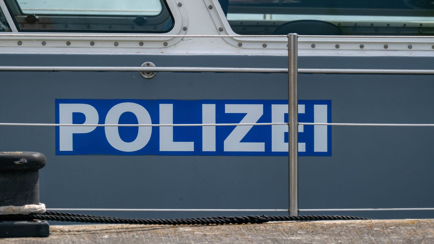 Unfall auf dem Wasserweg: Schiff stößt in Oldenburg gegen Eisenbahnbrücke