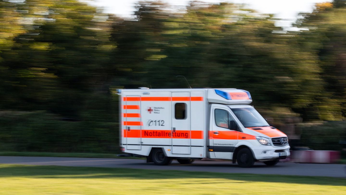 Vermisster Pflegeheimbewohner: Sucheinsatz: Rollstuhl mit 84-Jährigem kippt auf Feldweg um